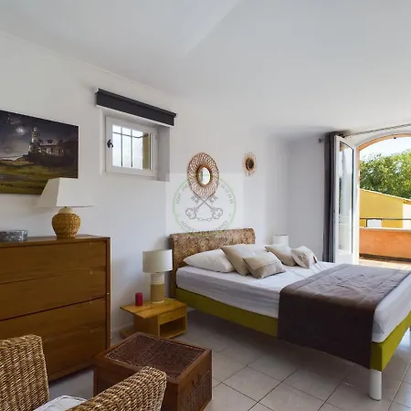 4 Avec Piscine Villa