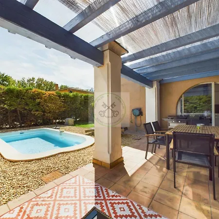 4 Avec Piscine Villa